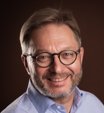 Portrait de Hervé Rose, Manager de transition en Direction Générale, experte en gouvernance, RSE et stratégie, pilotant transformation
