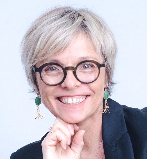 Portrait d'Isabelle Soret, Manager de transition en Direction Générale, experte en RSE et stratégie, pilotant transformation des modèles d'affaires et développement de marché